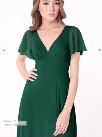 Рокля за шаферки от шифон с V‑образно деколте, дълга А‑образна кройка, къси ръкави с рюши, гръб без презрамки със връзка и цепка на полата