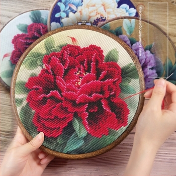 Бродерия с кръстчета – мотив пион, ръчна бродерия с конци, античен стил, дневна декорация