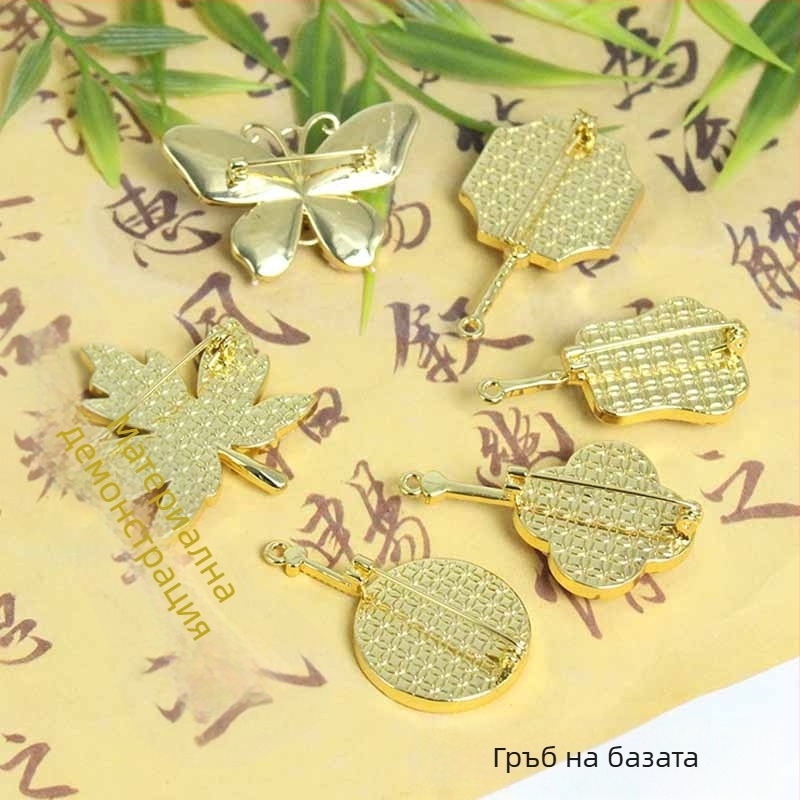 Ръчно изработена брошка от медна основа, дизайн кленов лист и цирконова вставка