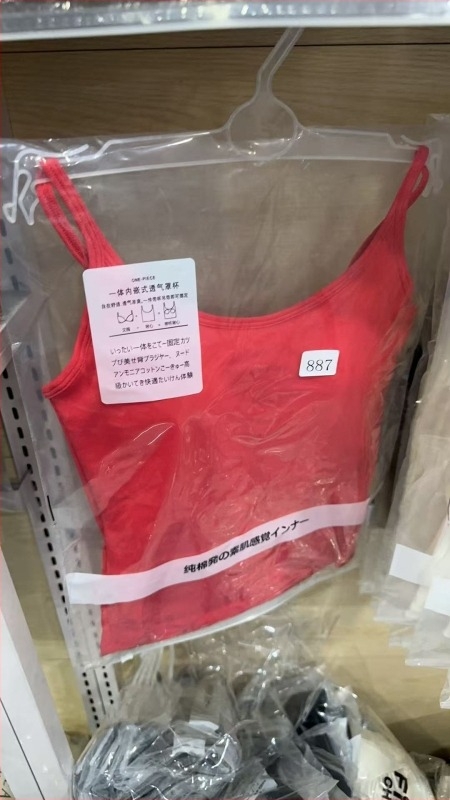 Памучен потник, съдържа 80-90% памук, V-образно деколте, тегло на тъканта 181–200 г/м2, стил жилетка