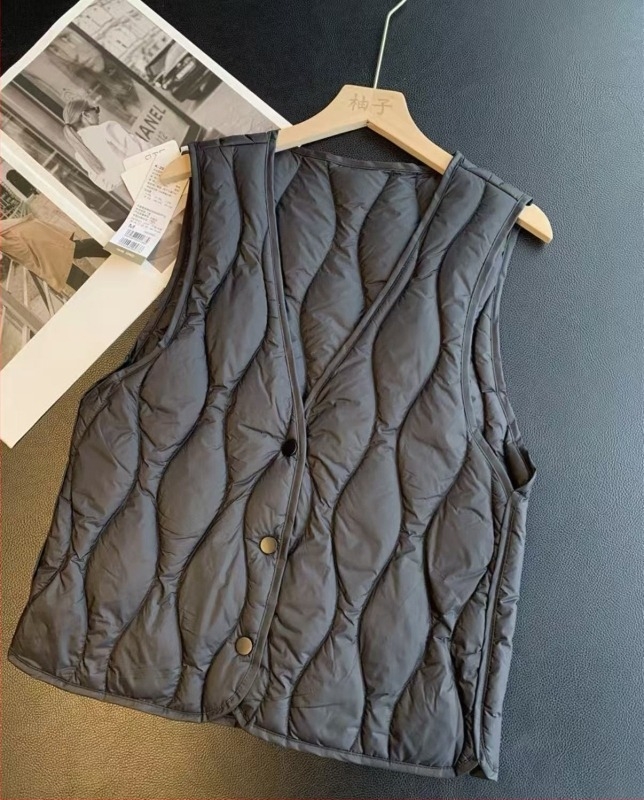 Дамска пухена жилетка с патешки пух 81–85%, полиестерна тъкан, V-образна яка, еднобортно закопчаване