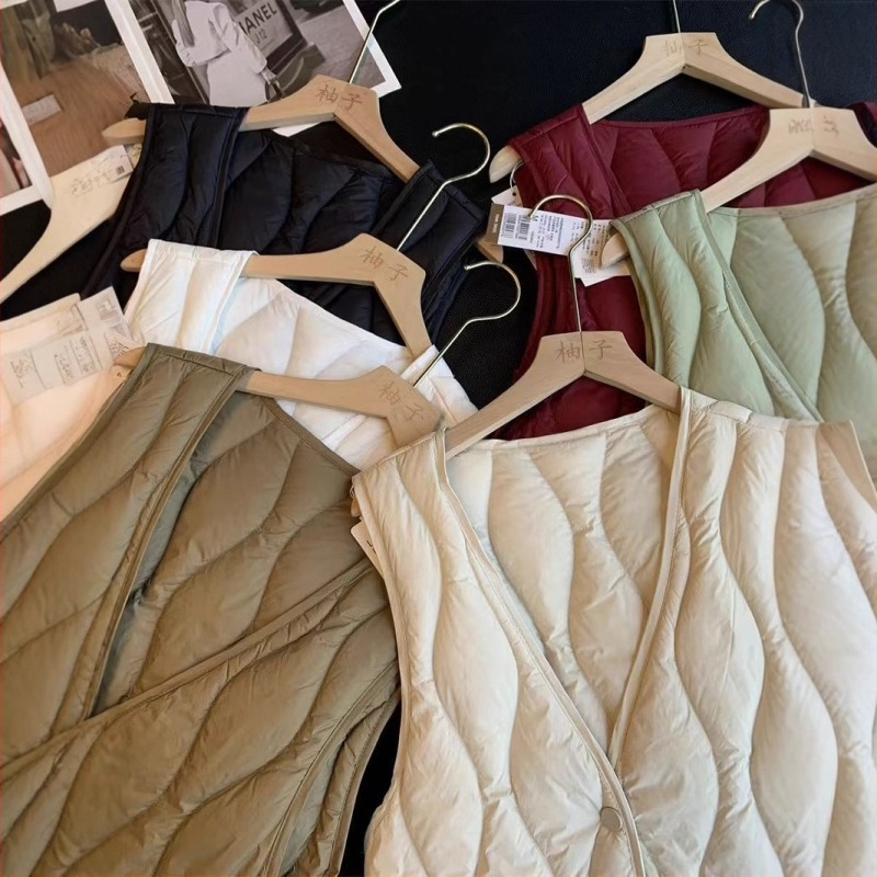 Дамска пухена жилетка с патешки пух 81–85%, полиестерна тъкан, V-образна яка, еднобортно закопчаване