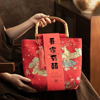 Брокатова сватбена чанта в национален стил с лого Can