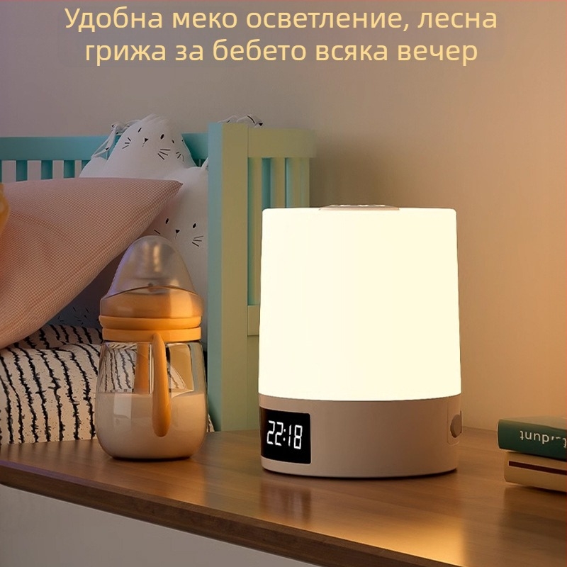 Нощна лампа с часовник и LED дисплей, презареждаща се батерия, сензорно управление, амбиентно осветление, геометричен триизмерен дизайн.