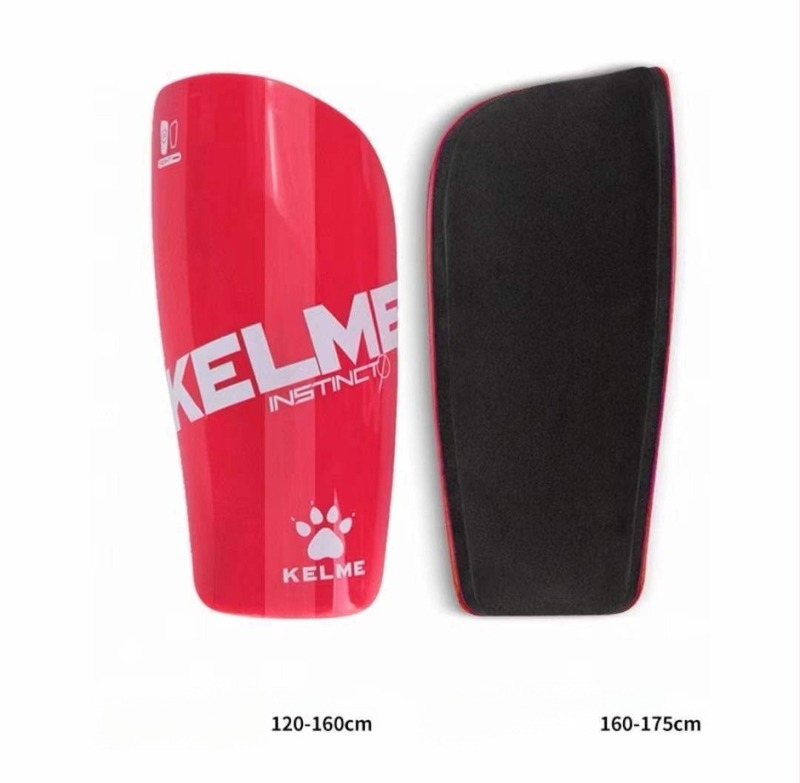 Защита за подбедрица с удебелен вмъкнат панел – пластмасова; възможност за персонализация; футбол