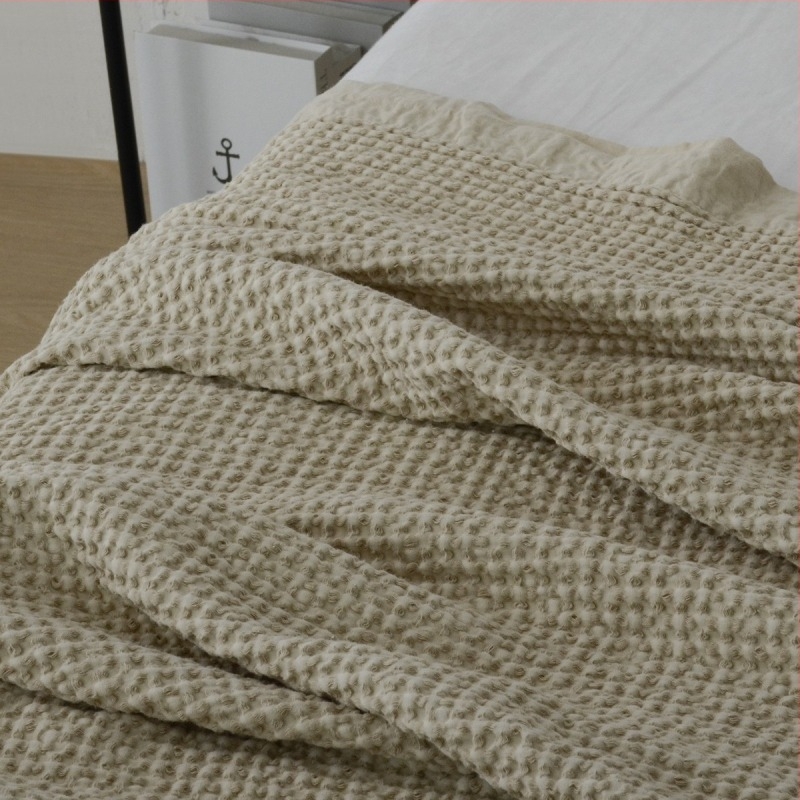 Памучно вафлено одеяло с широк кант, скандинавски стил, едноцветно, тегло 300–499 г.