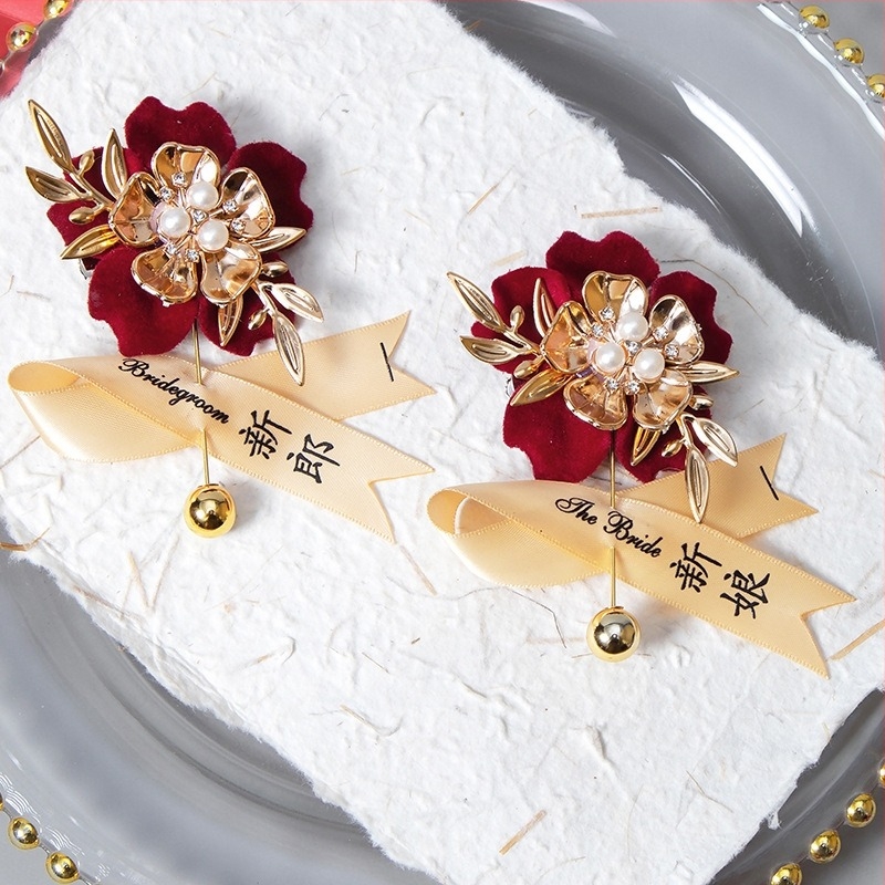 Сватбен комплект корсажи от коприна с ръчно изработени брошки за младоженка, младоженец и родители