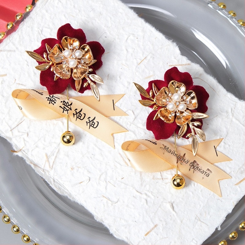 Сватбен комплект корсажи от коприна с ръчно изработени брошки за младоженка, младоженец и родители