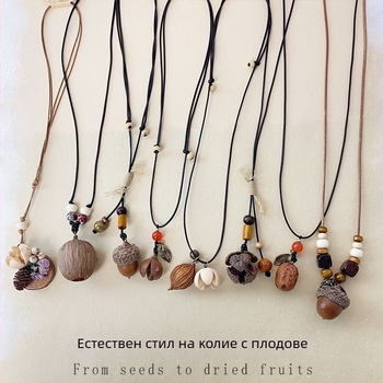 Пуловерна верига с дървени елементи в етно стил, плетена от памук и лен — Материал: растителни плодове; Верига: кожено въже; Вид: пуловерна верига, огърлица; Стил: унисекс, природа; Разширение: 11 см и повече