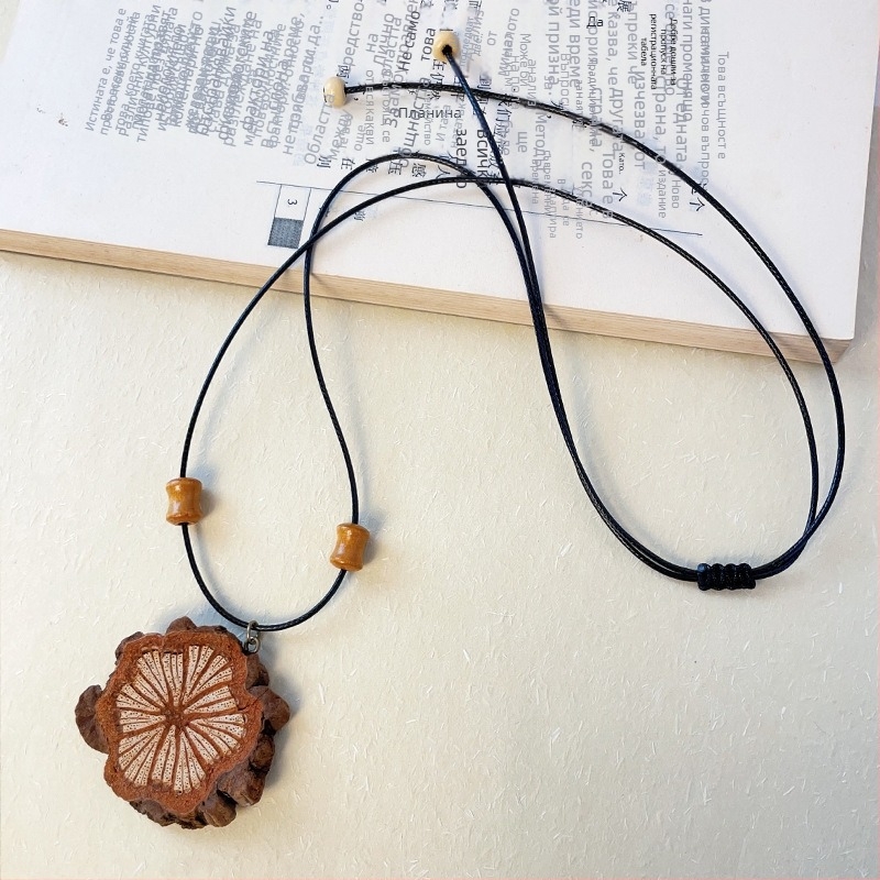 Пуловерна верига с дървени елементи в етно стил, плетена от памук и лен — Материал: растителни плодове; Верига: кожено въже; Вид: пуловерна верига, огърлица; Стил: унисекс, природа; Разширение: 11 см и повече