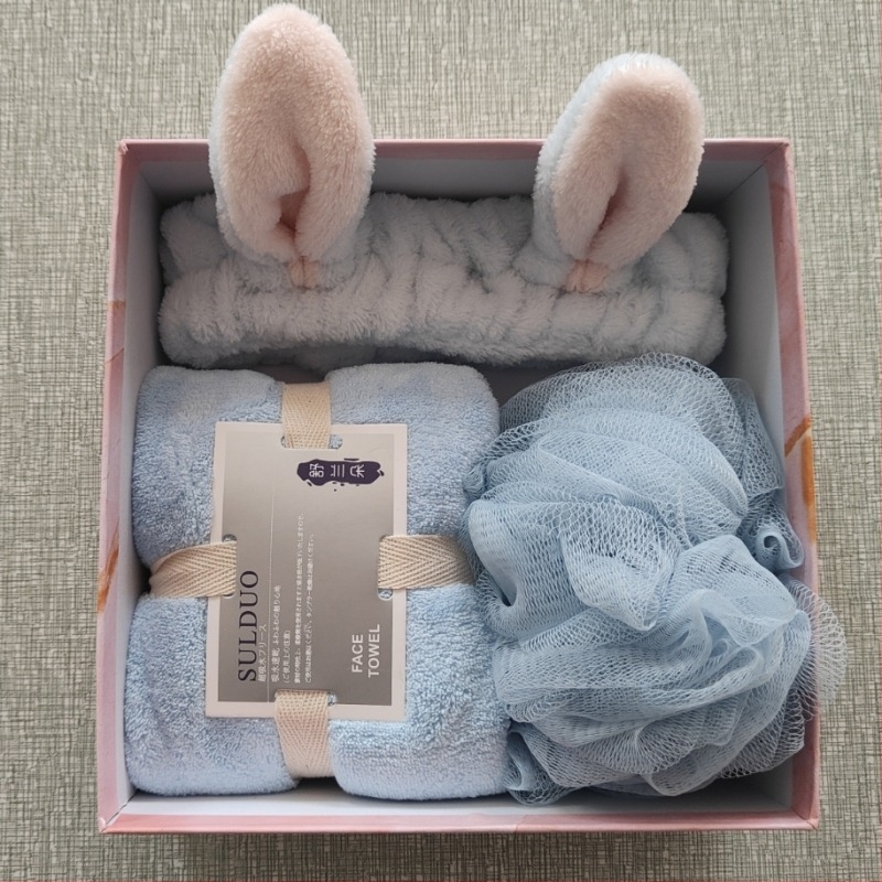 Комплект кърпи в подаръчна кутия (3 броя) от корално кадифе; полиестер 84,5% и нейлон; марка Shulan duo; възможна персонализация