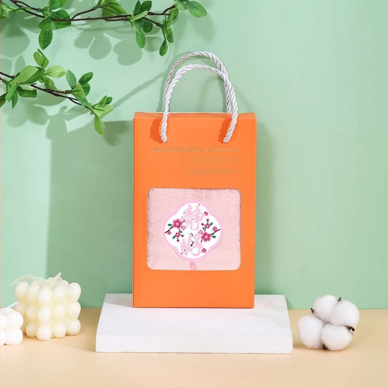 Комплект от две кърпи с пискюли за шаферки; 260 g корал флийс прежда; бродиране и подгъв; персонализиране налично