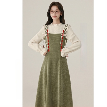 Есенно-зимна рокля за кърмене с кръгло деколте, дълги ръкави, русалски силует и достъп за кърмене