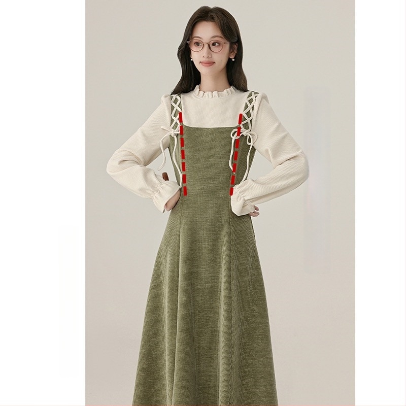 Есенно-зимна рокля за кърмене с кръгло деколте, дълги ръкави, русалски силует и достъп за кърмене