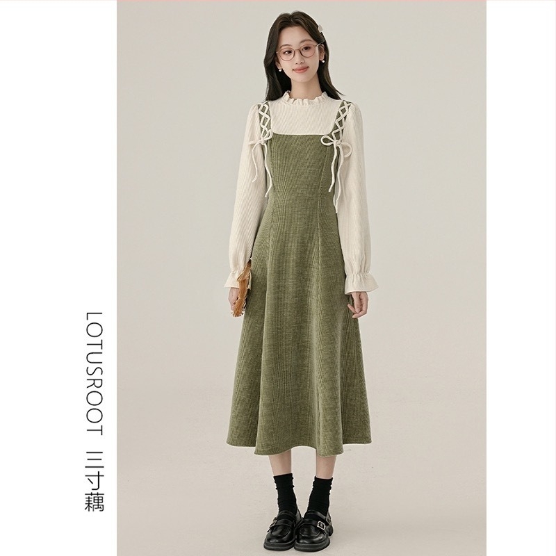 Есенно-зимна рокля за кърмене с кръгло деколте, дълги ръкави, русалски силует и достъп за кърмене