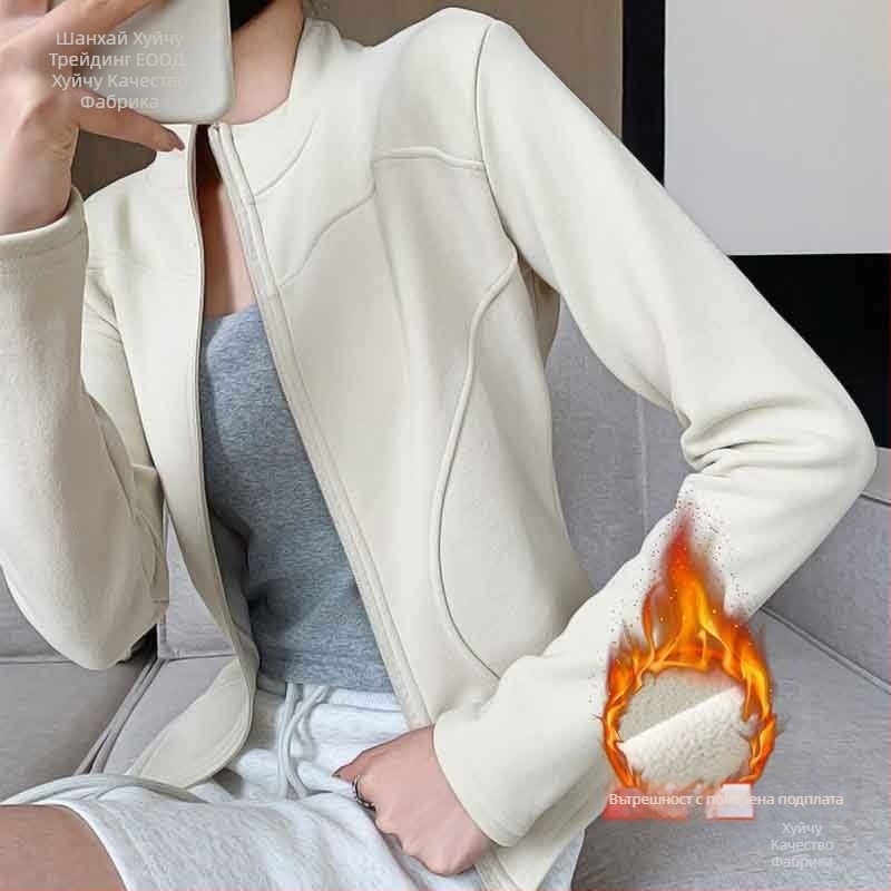 Женско ветроустойчиво яке с висока яка, топло и стегнато, есенно-зимно 2025, полиестер 90–95% и вторичен полиестер под 30%.