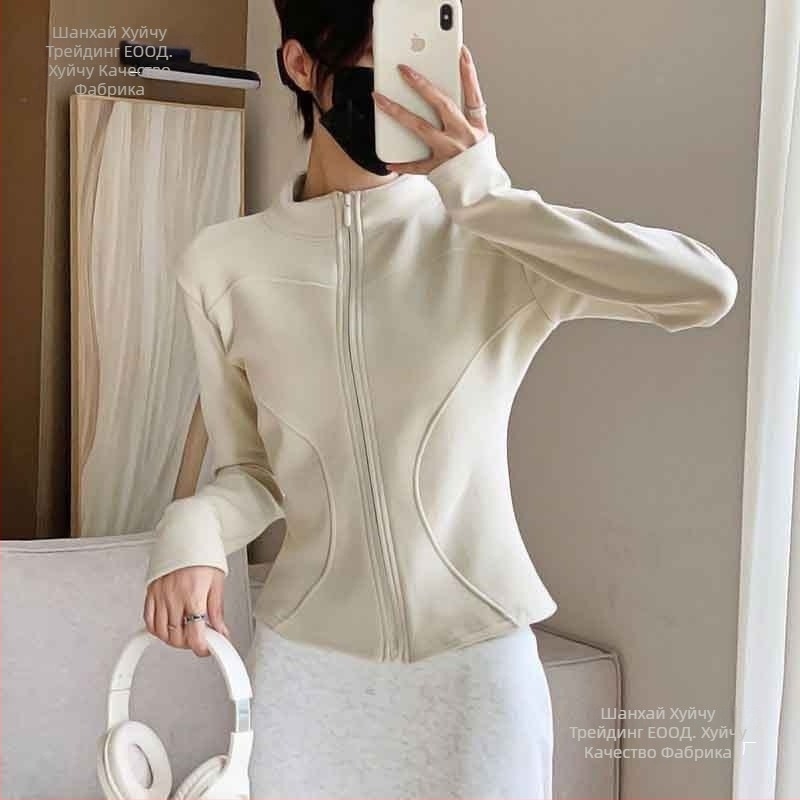 Женско ветроустойчиво яке с висока яка, топло и стегнато, есенно-зимно 2025, полиестер 90–95% и вторичен полиестер под 30%.