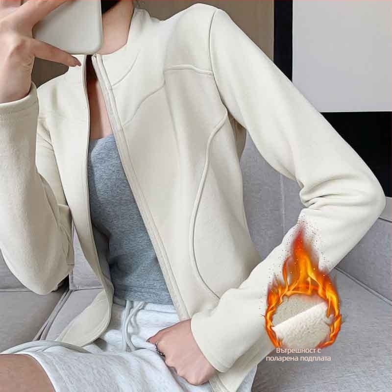 Женско ветроустойчиво яке с висока яка, топло и стегнато, есенно-зимно 2025, полиестер 90–95% и вторичен полиестер под 30%.