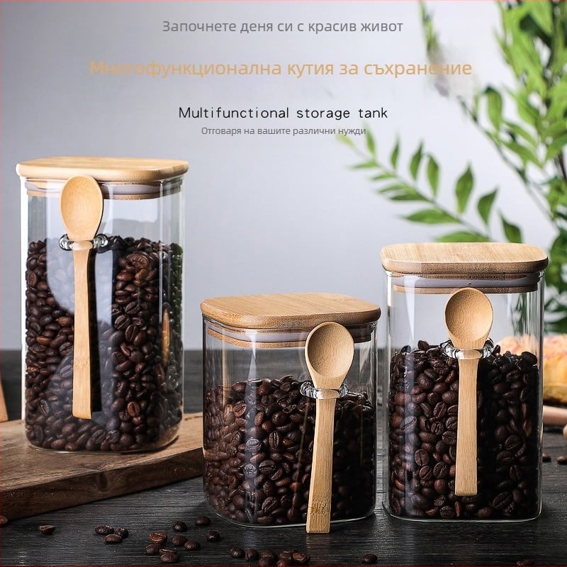 Запечатан стъклен квадратен буркан за кафе на зърна със дървена лъжичка, подходящ за микровълнова