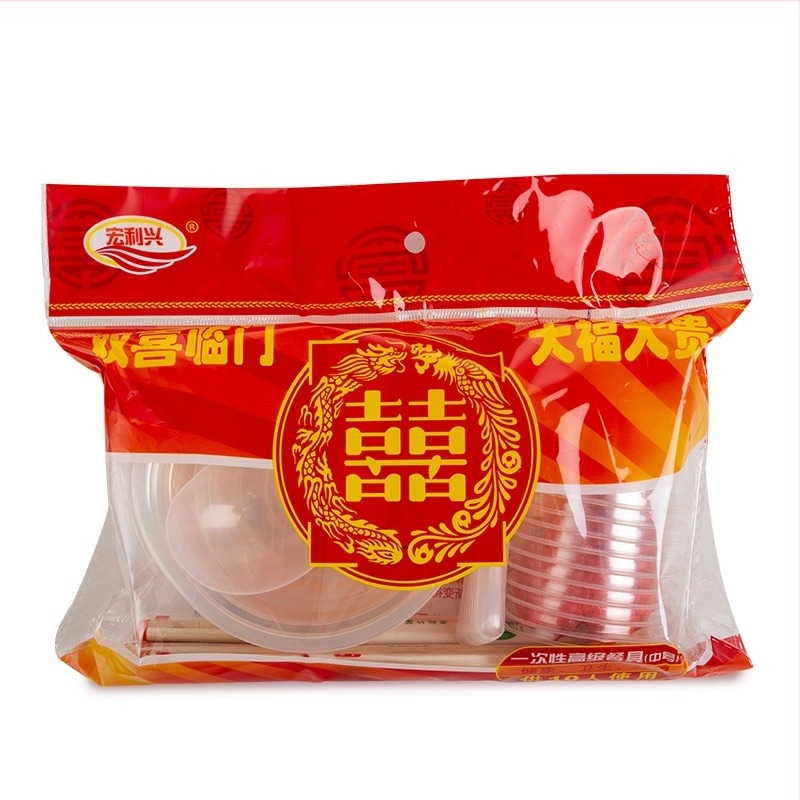 Еднократен комплект съдове за хранене — пластмасов, за сватбени банкети; включва 10 купи, 10 чаши, 10 лъжици, 1 голяма лъжица, 2 полипропиленови чинии, 10 чифта прибори за хранене, 1,5 m покривка; печат на лого; биоразградим