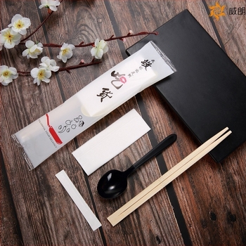 Еднократен комплект прибори за хранене — четири части: лъжица, вилица, клечка за зъби и салфетка; биоразградим, модерен минималистичен стил