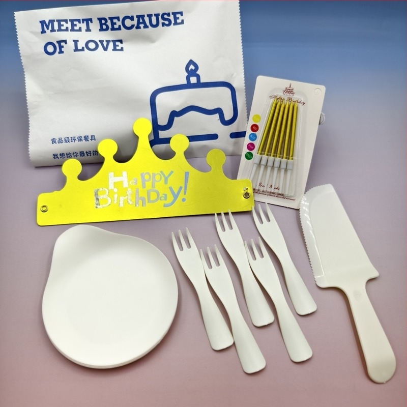 Еднократен комплект за торта за рожден ден: поднос за капки, нож, вилица, лъжица и восъчни свещи — PP пластмаса; правоъгълен поднос; опаковка 100 броя; възможност за печат на лого