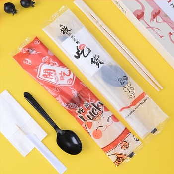 Еднократен бамбуков комплект прибори за хранене, четири части: клечки за хранене, лъжичка, клечка за зъби и салфетка, биоразградим