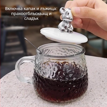 Стъклена чаша за кафе с чукована текстура, дръжка и капак — сода-лайм стъкло, кръгла форма, модерен минималистичен стил