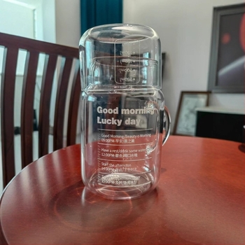 Високоборосиликатна стъклена чаша за вода с капак и включена мерителна чашка, напомня за пиенето, цилиндрична форма, комплект от две части за офис.