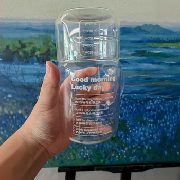 Високоборосиликатна стъклена чаша за вода с капак и включена мерителна чашка, напомня за пиенето, цилиндрична форма, комплект от две части за офис.