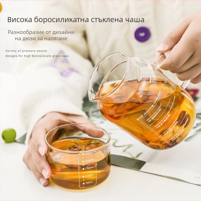Високоборосиликатна стъклена чаша за вода с капак и включена мерителна чашка, напомня за пиенето, цилиндрична форма, комплект от две части за офис.