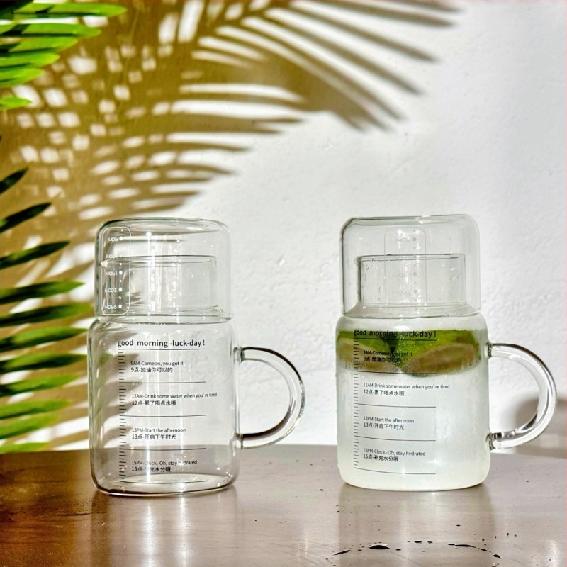 Високоборосиликатна стъклена чаша за вода с капак и включена мерителна чашка, напомня за пиенето, цилиндрична форма, комплект от две части за офис.