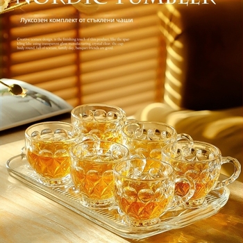 Комплект стъклени чаши с поднос за сервиране и чинии за закуски — прост домашен сет за хранене