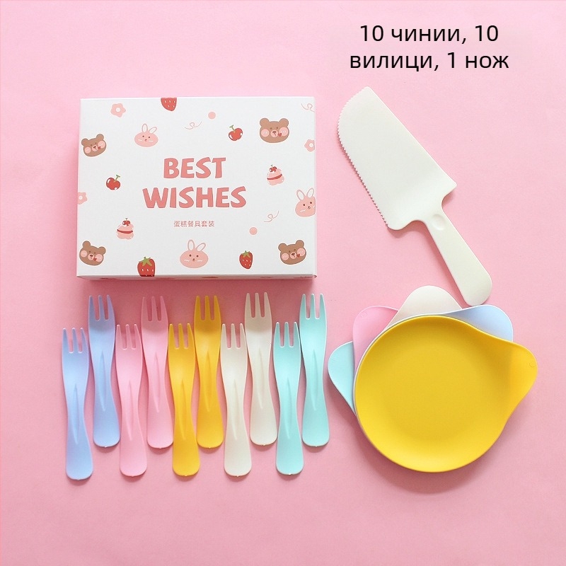 Еднократен пластмасов комплект: чиния, нож и вилица, с дизайн карикатурна мечка, опаковано в кутия за парти