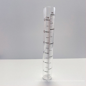 Стъклен дъждомер с плоско устие и печатна скала за измерване на валежите на открито