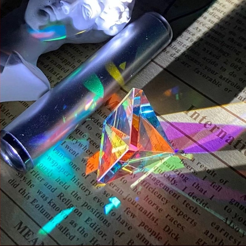 Слънчев уловител за бюро – кубична геометрия, витражно стъкло, процес на топене, персонализиран подарък