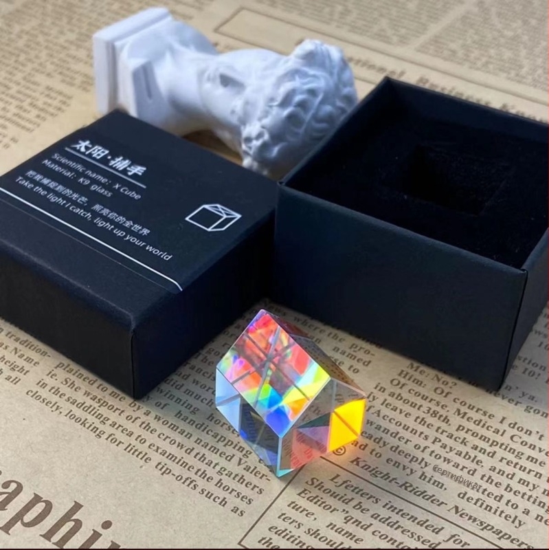 Слънчев уловител за бюро – кубична геометрия, витражно стъкло, процес на топене, персонализиран подарък