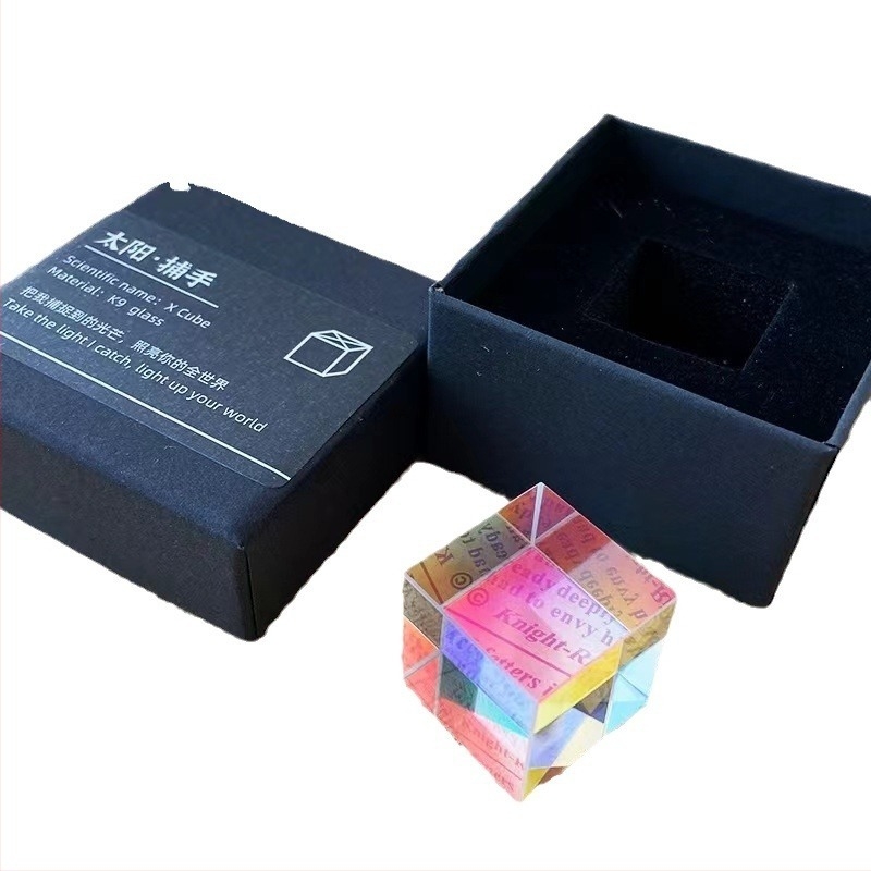 Слънчев уловител за бюро – кубична геометрия, витражно стъкло, процес на топене, персонализиран подарък