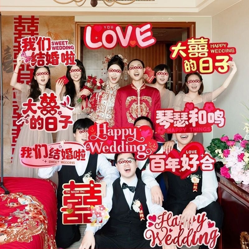 Сватбени фото реквизити – ръчно държани декоративни елементи за булка и шаферки, табели с радостни послания, сватбени декорации, подаръчна кутия