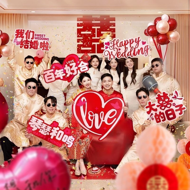 Сватбени фото реквизити – ръчно държани декоративни елементи за булка и шаферки, табели с радостни послания, сватбени декорации, подаръчна кутия