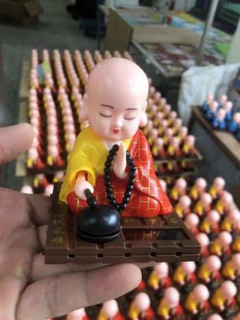 Соларна украса за автомобил с малък монах, движение на главата, пластмасова, китайски традиционен стил