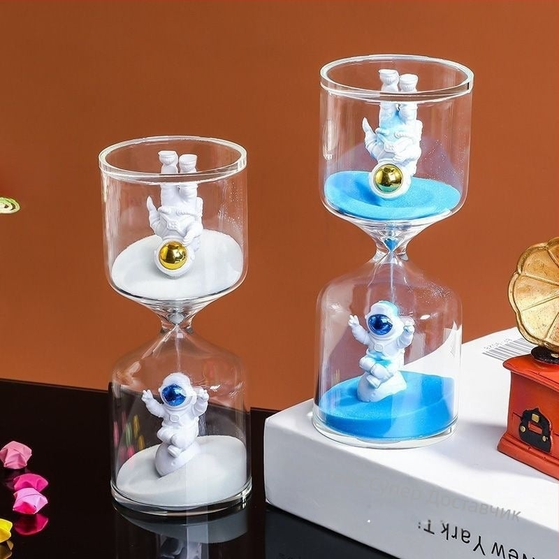 Пясъчен часовник с космонавтски дизайн — ръчна изработка, модерен минималистичен стил, декоративно стъклено изделие