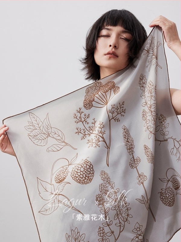 Квадратен копринен шал, 100% коприна, водно боядисан, произход Ханджоу, пролет 2025