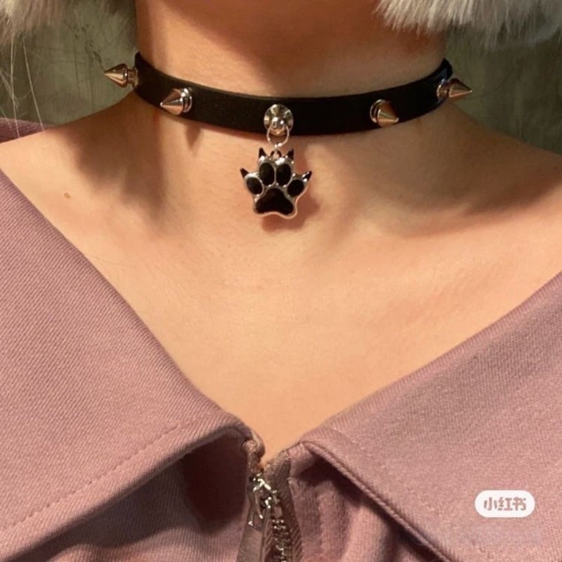 Чокър от кожа с мотив котешка лапа и метални нитове, в стил Y2K панк рок