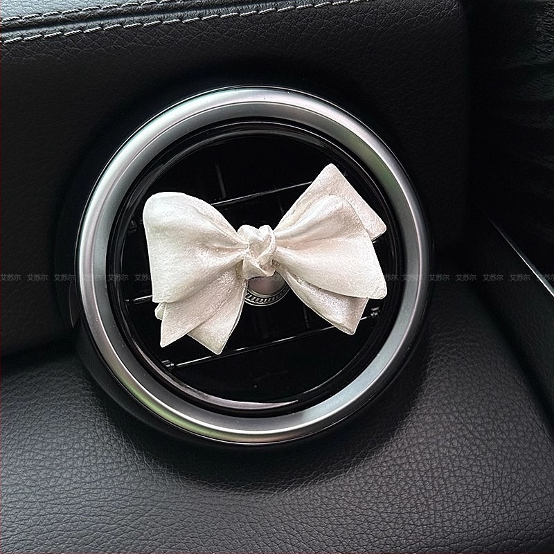 Дифузьор камък за кола с флорален дизайн; аромат йланг-йланг и мускус; обем 5–10 ml; поставяне чрез клипс на въздушен изход; време на изпарение 1–15 дни