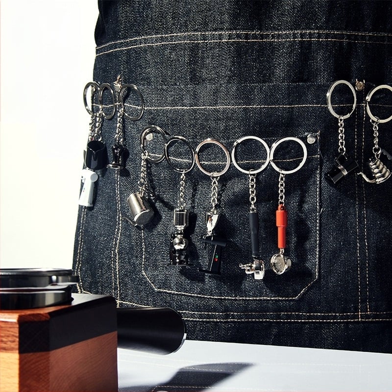 Комплект кафе аксесоари: ключодържател с мотив moka pot; включва мелница за зърна и преса за прах; покритие с цветно разделяне; модерен стил; печатано лого.