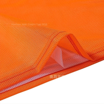 Двуслоен тренировъчен потник с мрежеста предна и задна част за футболни отбори, с персонализирано лого и номер