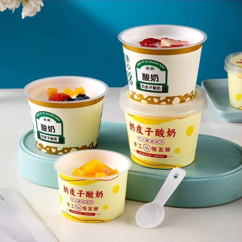 Еднократна чашка за кисело мляко с капак — PP материал, марка Strange book, печат на лого възможен, персонализация налична, не биоразградима