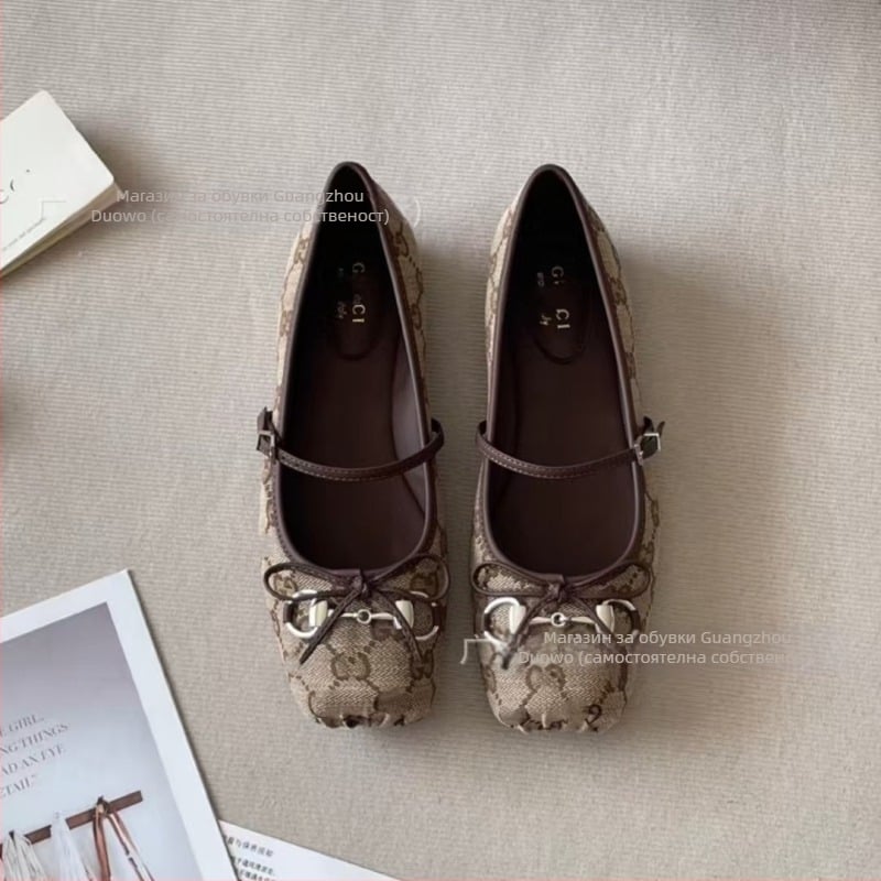 Балетни обувки с платнена горна част, закръглен нос, връзки отпред, гумена подметка и нисък ток 1–3 см