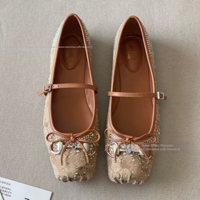 Балетни обувки с платнена горна част, закръглен нос, връзки отпред, гумена подметка и нисък ток 1–3 см